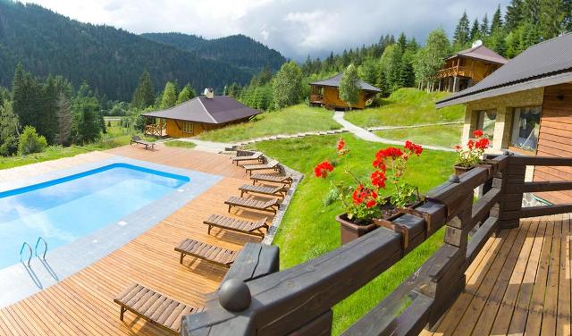 Відпочинок в готелі з басейном в Карпатах: тонкощі пір року
